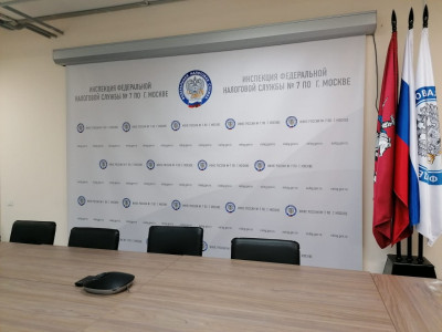 Моторизированный пресс-волл (бренд-волл) ПРО-ЭКРАН, 350х250 см на пульте для Налоговой №7 Москва 
