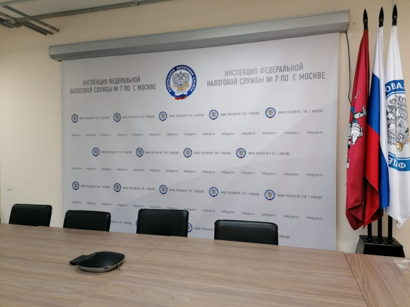 Моторизированный пресс-волл (бренд-волл) ПРО-ЭКРАН, 350х250 см на пульте для Налоговой №7 Москва 